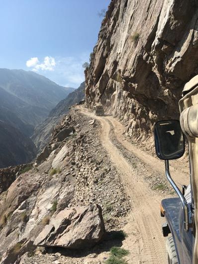 Sicht aus dem LKW auf den engen Bergstraßen Pakistans