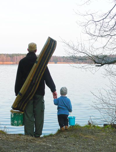 Angler mit seinem kleinen Kind am Arm