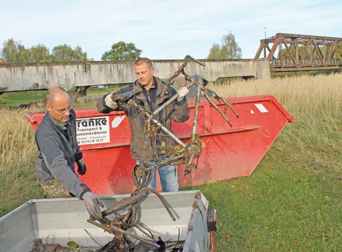 Angler beim Müll sammeln
