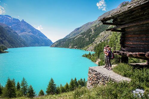 Türkisfarbener Stausee Place Moulin von Bergen umrahmt