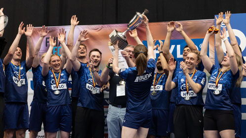 Badmintonmannschaft beim Jubel nach Gewinn der Meisterschaft