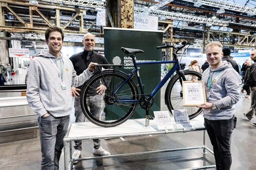 Drei Mitglieder der Jury neben einem Tourenrad