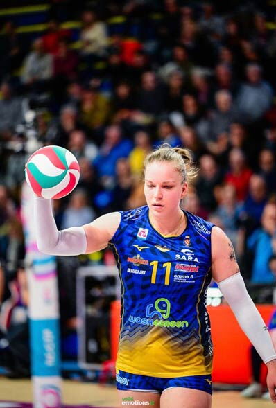 Volleyballerin Lena Kindermann mit  Ball in der Hand