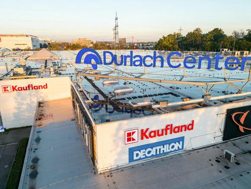 Luftbild eines Kaufland Geschäftes mit Decathlon Logo