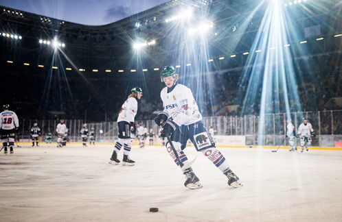 Zwei Eishockeyspieler auf einer Open-Air-Eishockeyfläche