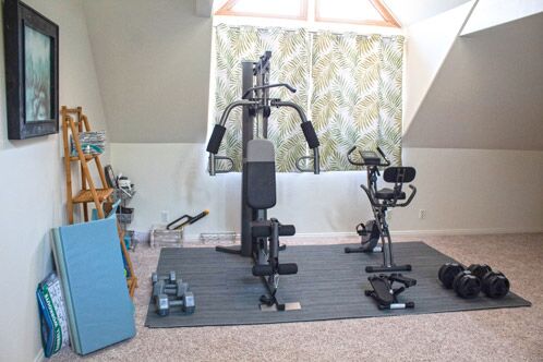 Kleiner privater Trainingsrsum mit Ergometer und Hanteln