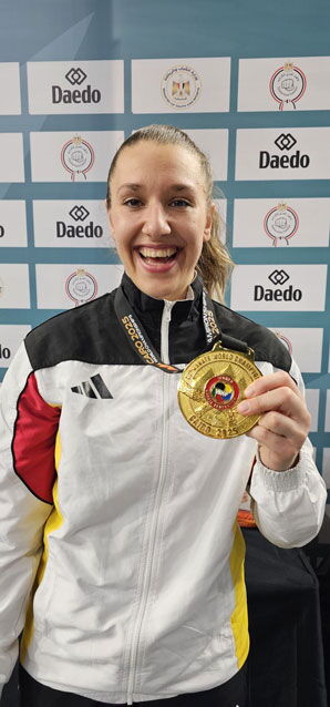 Karateka Johanna Kneer mit Goldmedaille in der Hand