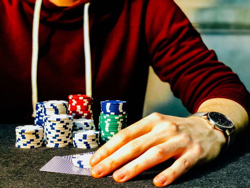 Hand, die Pokerchips hält