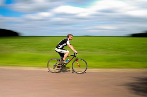 Radfahrer auf einer Straße