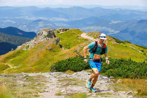 Trailrunner erklimmt eine steile Anhöhe