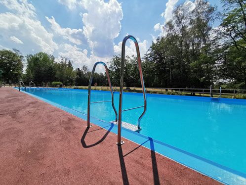 Blaues Schwimmbecken im Luftbad Dölzschen