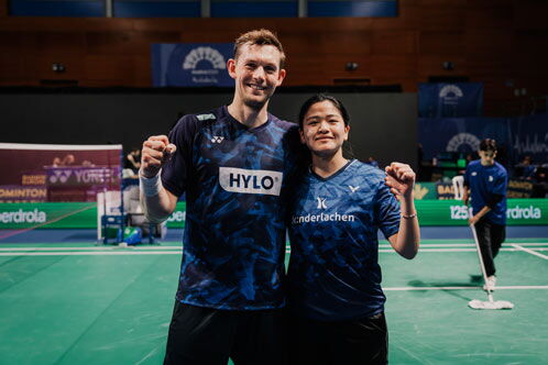 Die Badmintonspieler Marvin Seidel und Thuc Nguyen vor dem Spielfeld