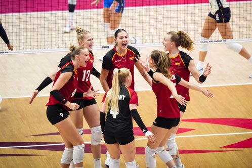 Volleyballerinnnen, die auf dem Platz jubeln