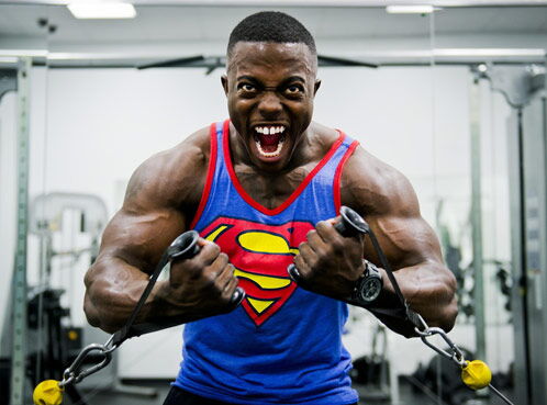 Muskelmann mit Superman-Shirt