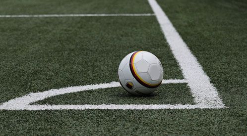 Weißer Fußball auf der Ecklinie in einem Stadion