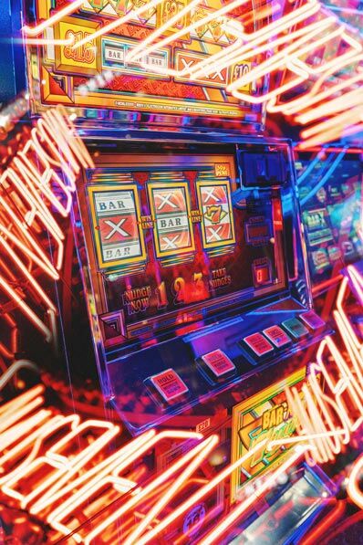 Bunt leuchtender Spielautomat im Casino