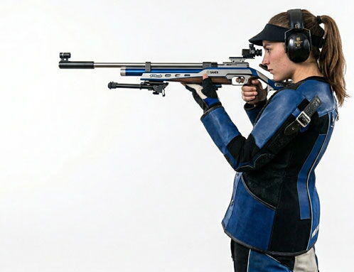 Sportschützin mit Gewehr im Anschlag