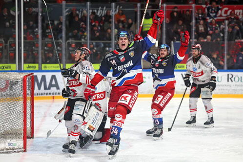 Eishockeyspielszene vor dem Tor der Selber Wölfe