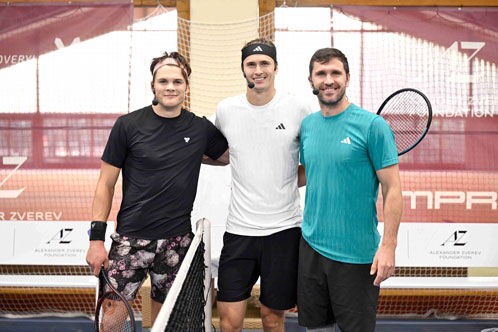 Drei Tennisspieler Arm in Arm