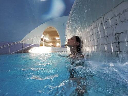 Frau in einer Therme im Wasser