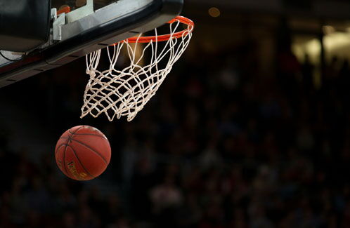 Basketballkorb vor schwarzem Hintergrund