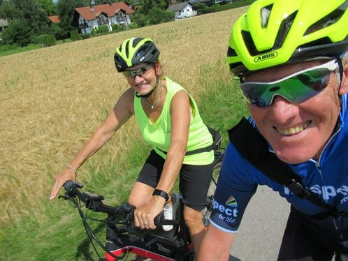 Radsport-Olympiasieger Udo Hempel und eine Frau fahren nebeneinander Rad
