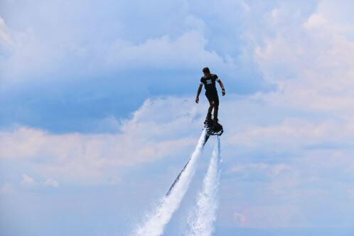 Flyboarding auf dem Meer