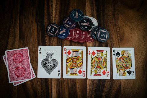 Pokerkarten auf einem Holztisch