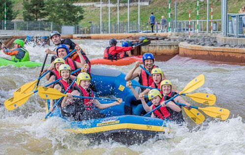 Schlauchboot, was eine Wildwasserstrecke herunterfährt