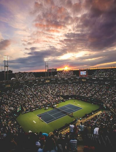 Tennisstadtion in Vogelperspektive bei Sonnenuntergang