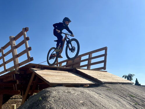 Mountainbiker fährt Rampe hinunter