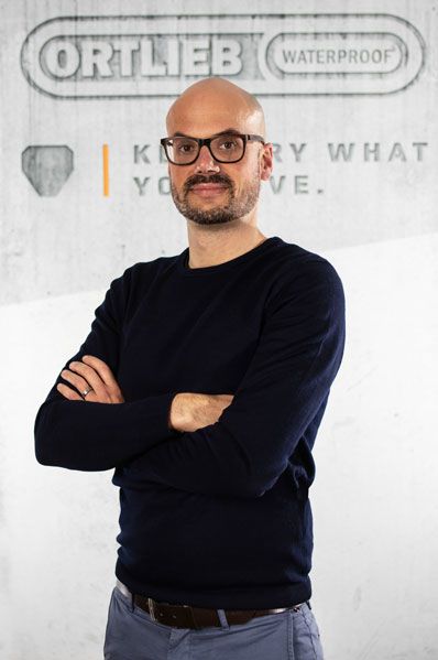 Martin Esslinger stehend mit verschränkten Armen und schwarzem Pullover