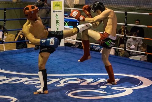 Zwei Kickboxer im Schlagabtausch