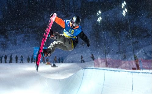 Snowboardfahrer beim Sprung im Skigebiet Yabuli