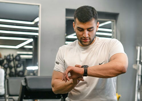 Mann, der auf seine Smartwatch schaut