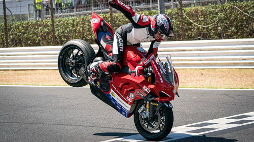 Motorradfahrer, der so bremst, dass er auf dem Vorderrad steht