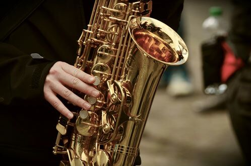 Detailaufnahme eines Mannes beim Fingersatz am Saxophon