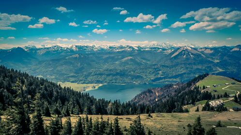 Blauer See und Bergpanorama im Hintergrund in Österreich