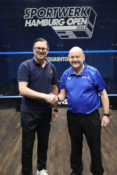 Zwei Männer, die sich die Hand schütteln (Michael Gäde und Roy Gingell)
