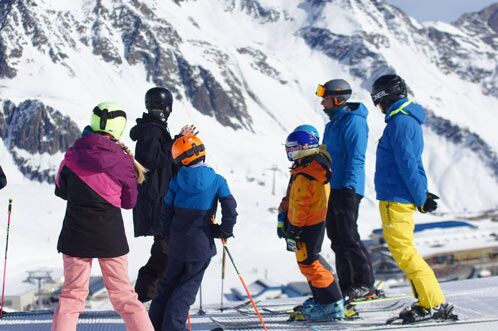 Familie mit Kindern auf der Skipiste