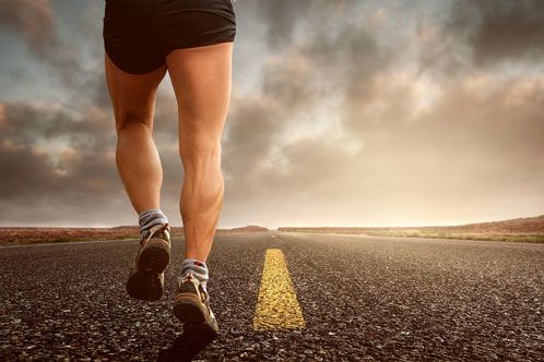 Jogger auf dem Asphalt