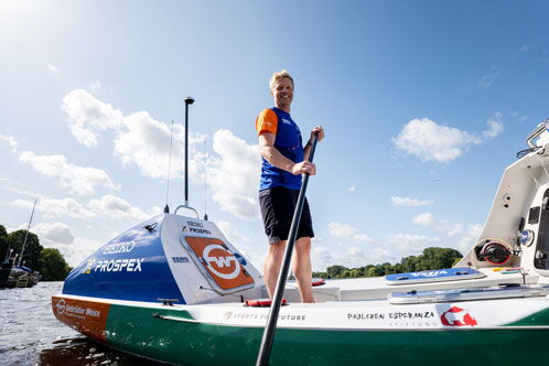 Michael Walther mit seinem Offshore-Stand-up-Paddelboard auf der Alster