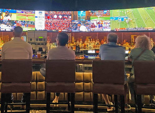 Vier Männer, die in einer Sportsbar sitzen