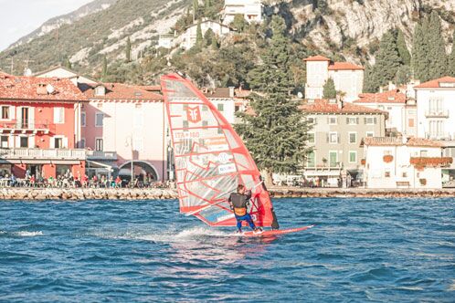 Windsurfer auf einem strahlend blauen See