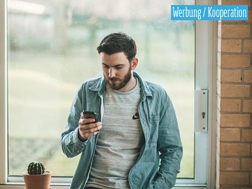 Mann mit Handy in der Hand