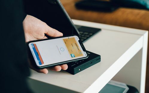 Smartphone in der Hand einer Person