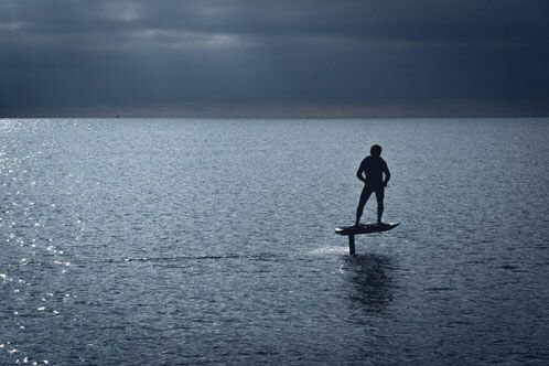 Hydrofoil Surfing auf einem See