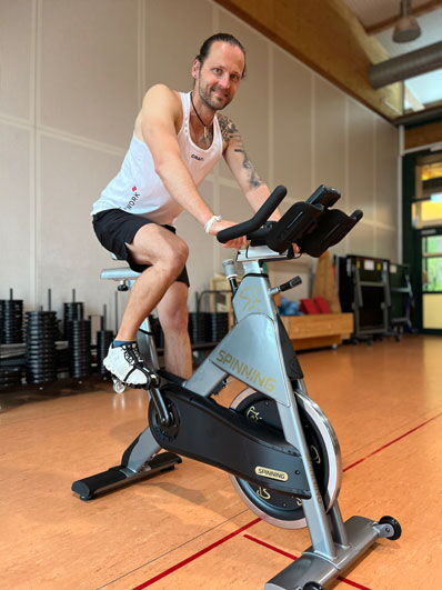 Mann auf einem Spinning-Rad