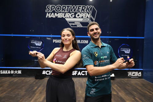 Squashspieler Jasmine Hutton und Aly Abou Eleinen mit ihren Pokalen in den Händen