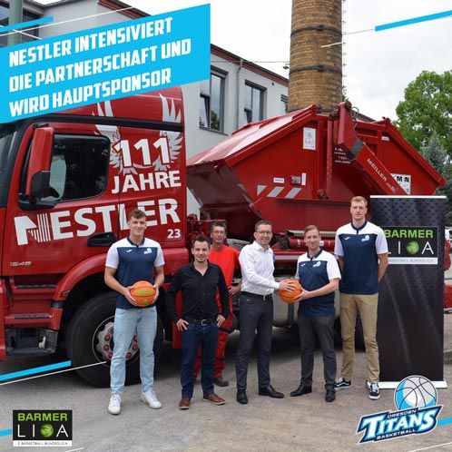 Vereinsvertreter der Dresden Titans vorm Firmengebäude